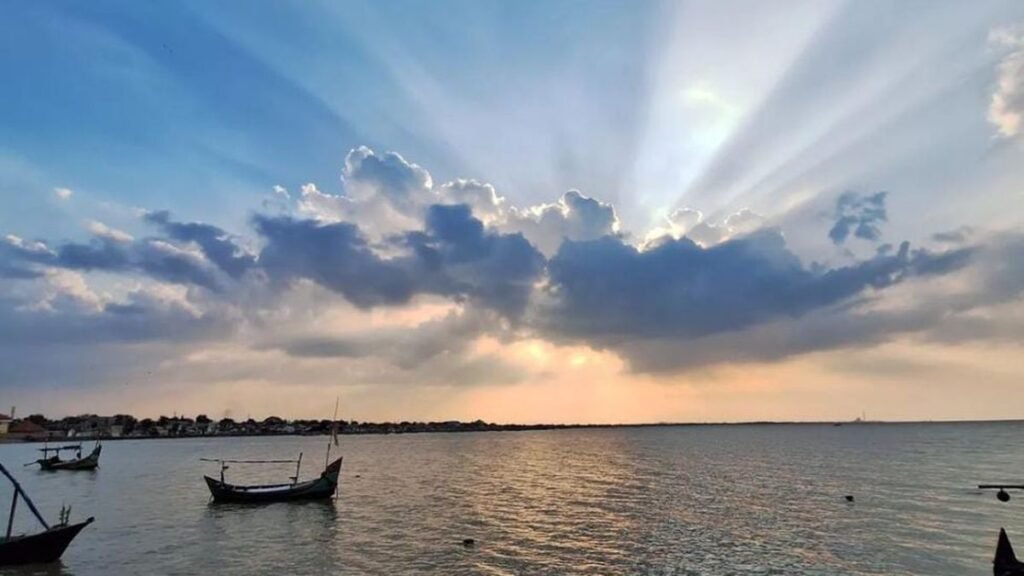 5 Pantai Terpilih di Tuban: Pesona Eksotis yang Mudah Diakses dari Pantura